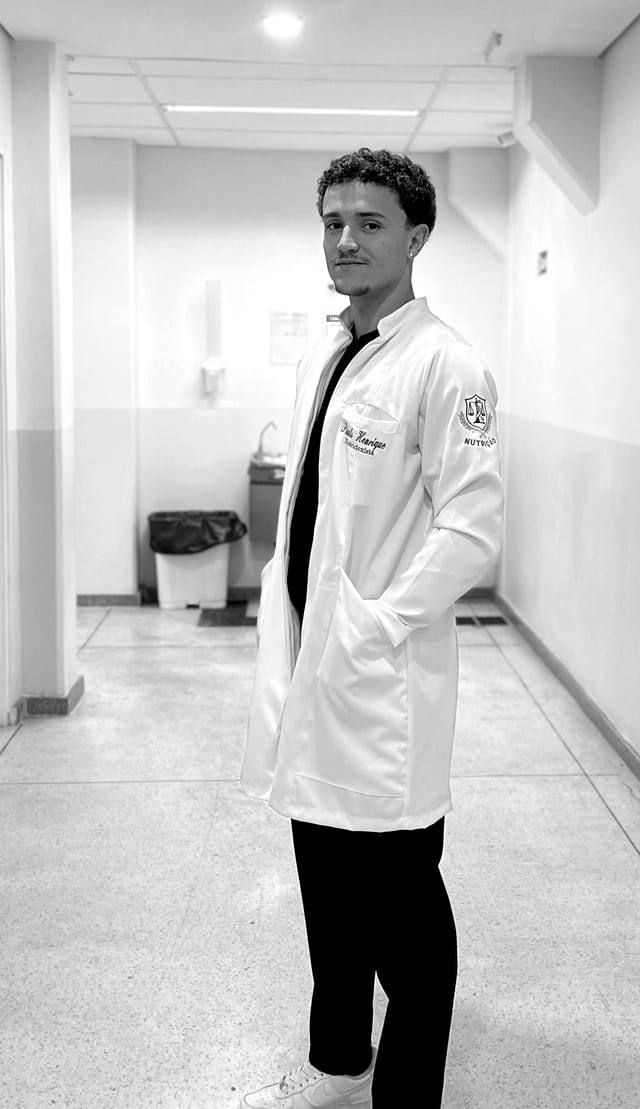 Paulo Henrique de jaleco no corredor da universidade onde se formou em Nutrição